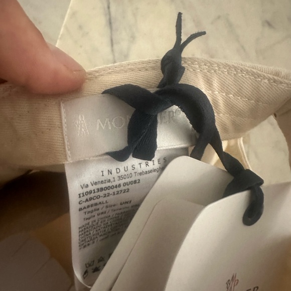 Moncler ivory hat - Picture 4 of 5